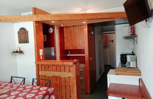 Arc-2000 Apartment | Central studio for 4, balcony, ski-in/ski-out & TV