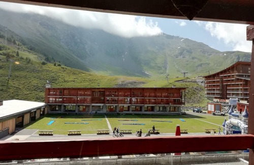 Arc-2000 Apartment | Central studio for 4, balcony, ski-in/ski-out & TV