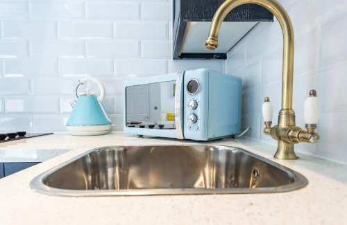 Westcliff-on-Sea Apartment | Central Studio Flats with Parking in Southend on Sea