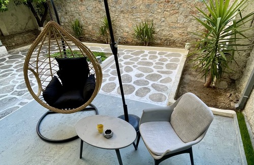 Volos City Centre Apartment | Central Studio Flat with Garden
