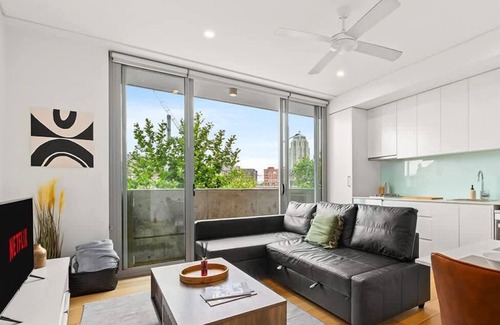 Surry Hills Apartment | Central stylish 1 bedroom with balcony and air-con