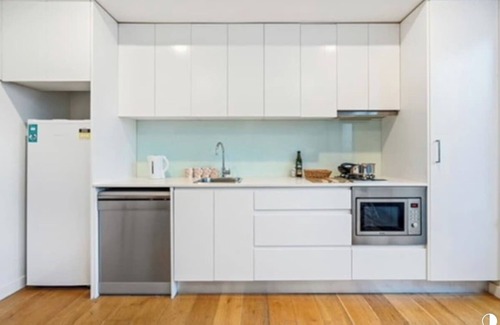 Surry Hills Apartment | Central stylish 1 bedroom with balcony and air-con