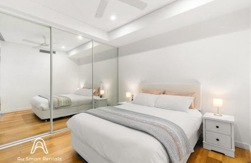 Surry Hills Apartment | Central stylish 1 bedroom with balcony and air-con