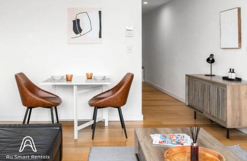 Surry Hills Apartment | Central stylish 1 bedroom with balcony and air-con