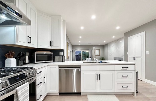 South Sundale House | Central Stylish New 3B2b with Pool in Fremont