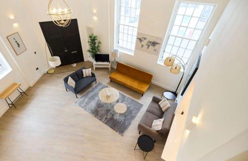 Tadworth Apartment | Central Tadworth Flat - Split- level 2BDR