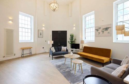 Tadworth Apartment | Central Tadworth Flat - Split- level 2BDR
