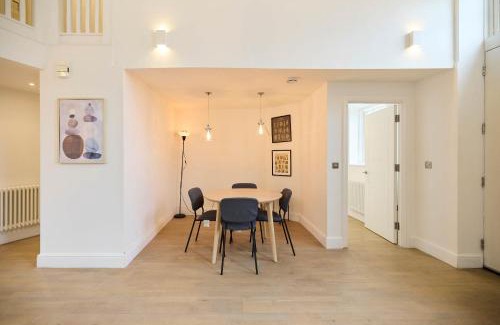 Tadworth Apartment | Central Tadworth Flat - Split- level 2BDR