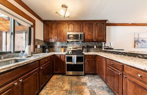 Tahoe Tavern Condo | Central Tahoe Retreat | Lake Views + Walk to Shore