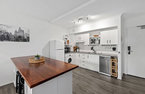 New Farm Apartment | Central to…everything! 1Bed/1Bath/1Car/CBD Views
