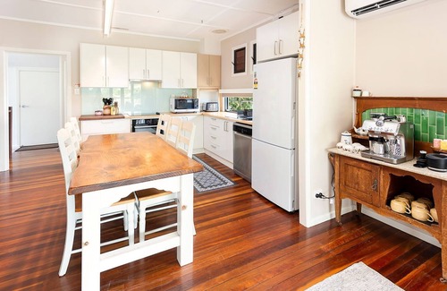 Torquay House | Central Torquay Treasure Close To Beach - CoastHM