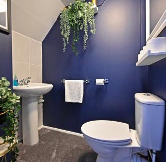 Stratford-upon-Avon House | Central Townhouse with FREE onsite EV parking