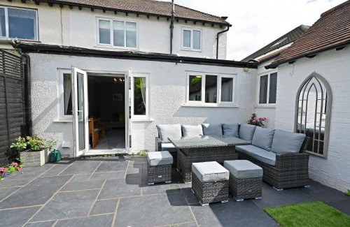 Stratford-upon-Avon House | Central Townhouse with FREE onsite EV parking