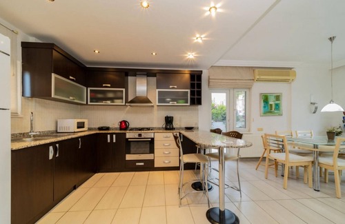 Kemer Villa | Central Villa with Garden and Pool in Kemer