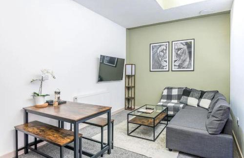Saint Paul's Apartment | Centralised Upnor House with Free Parking by Prescott Apartments