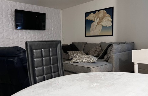Broadview Park Apartment | Centrally Located! Minutes from the Hard Rock Casino and beaches. Pets Welcome