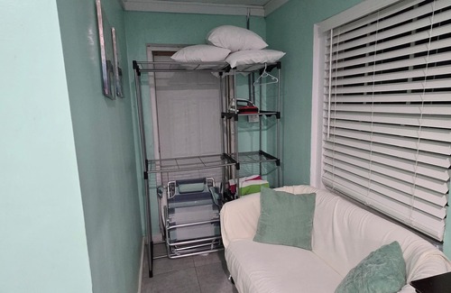George Town Apartment | Centrally located 1 bedroom efficiency