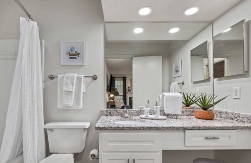 Meadowbrook Apartment | Centrally Located |Fast WiFi |Cozy King Bed