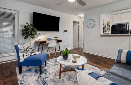 Meadowbrook Apartment | Centrally Located |Fast WiFi |Cozy King Bed
