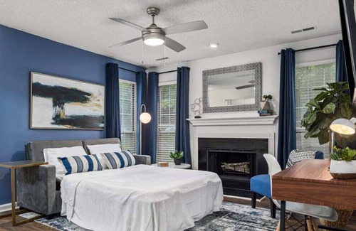 Meadowbrook Apartment | Centrally Located |Fast WiFi |Cozy King Bed