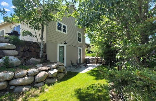 Burns Cottage | Centrally Located Guest House only 25 mins to ski resorts and hot Springs