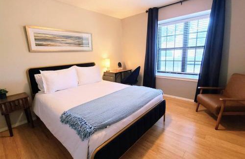 Rogers House | Centrally located in Rogers and Bentonville! -Private Rooms