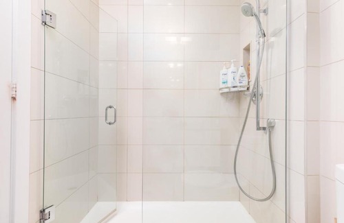Downtown Toronto Apartment | Centrally Located In The Heart Of Downtown Toronto