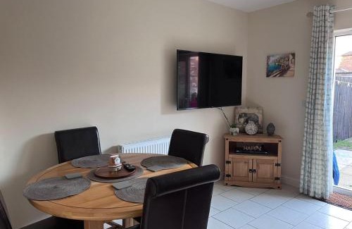 Lincoln House | Centrally Located Lincolnshire Home With Free Parking On Premises