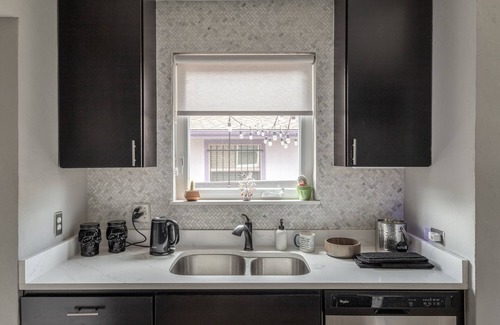 North Park Hill House | Centrally located & modern 4BD/2Bath with hot tub 10 mins to Downtown