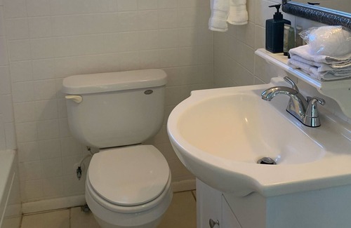 Lakeland House | Centrally located pool guest house