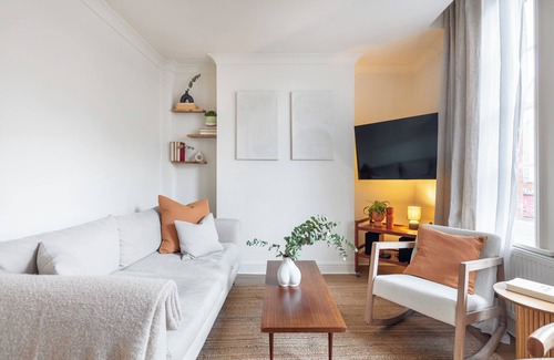 Homerton Apartment | Centrally located Scandinavian high quality design. 2 min walk to station