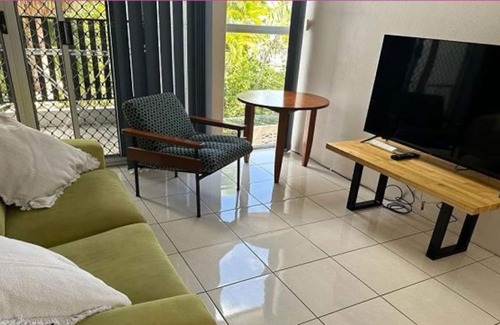 North Ward Apartment | Centrally Located Unit Moments From The Strand