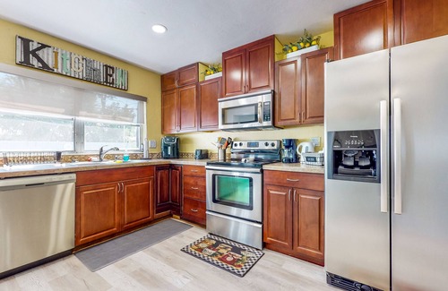 North Andrews Gardens House | Centrally Located - Enclosed Yard, Deck, & Grill