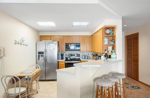 Stone Harbor Condo | CENTRALLY located in Stone Harbor across the street from the beach and 1 block to downtown shopping, restaurants and entertainment.