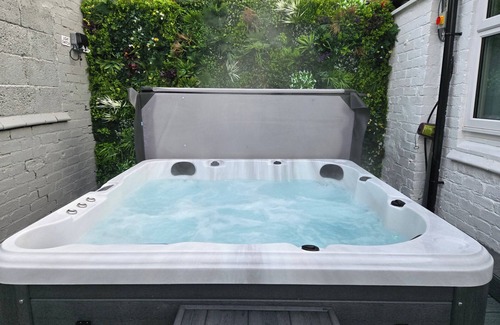 Derby Apartment | Centre Apartment - Sleeps 2 & Roof Top Hot Tub