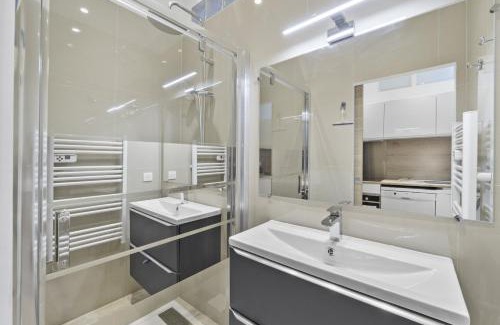 Cannes City Centre Apartment | Centre de Cannes 2 Bedrooms, 131 Rue d'Antibes à 5 minutes du palais
