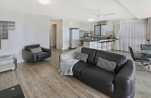 Caloundra Apartment | Cerulean Beachfront Apartment - Unit 02