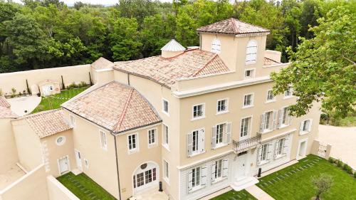 Villeneuve-les-Avignon Apartment | Château de l'insolas
