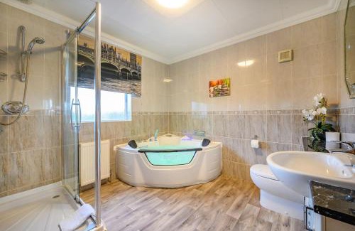 Batley House | -CH- Stylish & Relaxed Stay,Free Parking,Free WiFi
