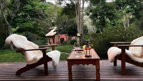 Cunha Ski Chalet | Chalé Azaléa com roupas de cama e banho internet de alta velocidade smart tv lareiras decks jardim cozinha equipada estacionamento privativo floresta relaxamento descanso e silêncio no campo