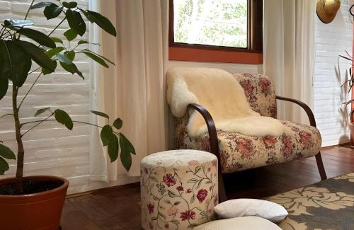 Cunha Ski Chalet | Chalé Azaléa com roupas de cama e banho internet de alta velocidade smart tv lareiras decks jardim cozinha equipada estacionamento privativo floresta relaxamento descanso e silêncio no campo
