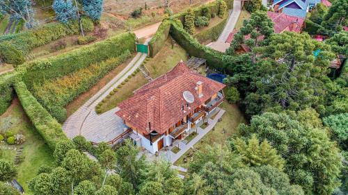Campos do Jordao House | Chalé Belga em condomínio - 1,2 km do Centro Turístico Capivari
