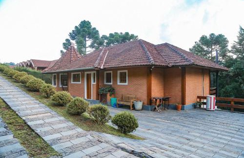 Campos do Jordao House | Chalé Belga em condomínio - 1,2 km do Centro Turístico Capivari