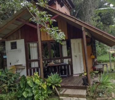 Bombinhas Ski Chalet | Chalé cabana da mata