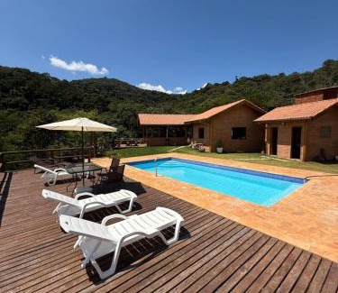 Sapucai-Mirim Cabin | Chalé Canto da Mata - Com Piscina e Café da Manhã