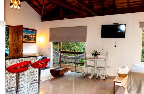 Costas House | Chalé Canto do Galo 1 - Hidro da Jacuzzi, Lareira Ecológica, Cozinha Completa, Wi-Fi 80mbps, próximo a comércio local e relaxando ao som do riacho