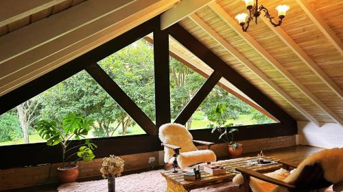 Cunha Ski Chalet | Chalé Hortênsia com roupas de cama e banho internet de alta velocidade smart tv lareiras decks jardim cozinha equipada estacionamento privativo floresta relaxamento descanso e silêncio no campo