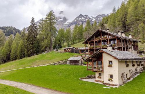 Livinallongo del Col di Lana Ski Chalet | Chalet Dolomites Luxe con Spa, Piscine, Jacuzzi e Cinema Privato