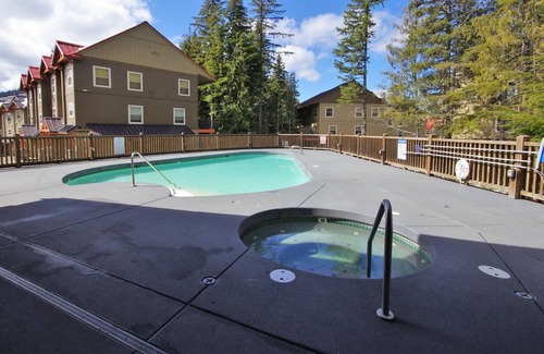 Government Camp Ski Chalet | Chalet 102 at the Official Collins Lake Resort