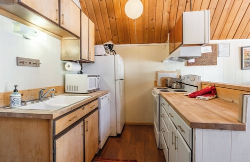 Mammoth Lakes Ski Chalet | Chalet #11, Charming Ski in/Ski Out Steps to the